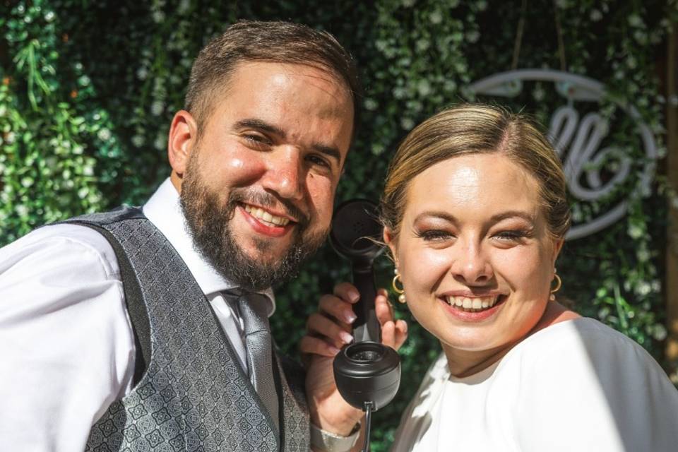 Novios en cabina de teléfono