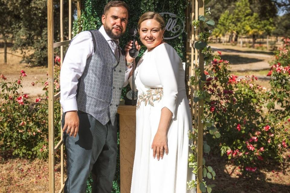Novios en cabina de teléfono