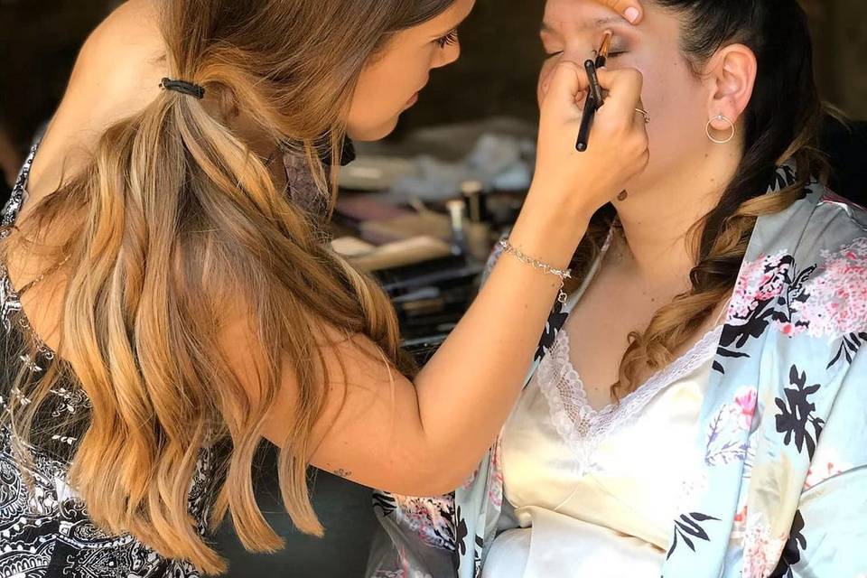 Gemma maquillando a la novia