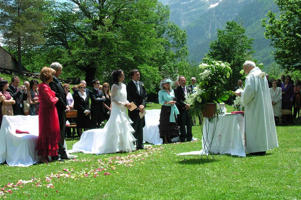 Boda religiosa en los jardines