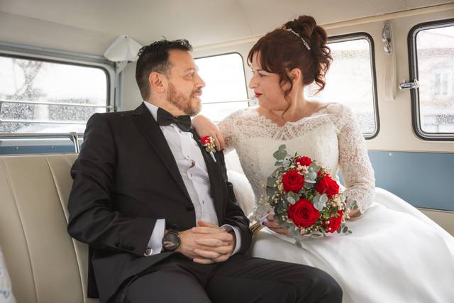 Novios en VolkswagenT1 vintage