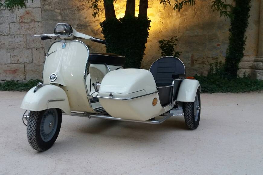 Coche clásico para la entrada de los novios