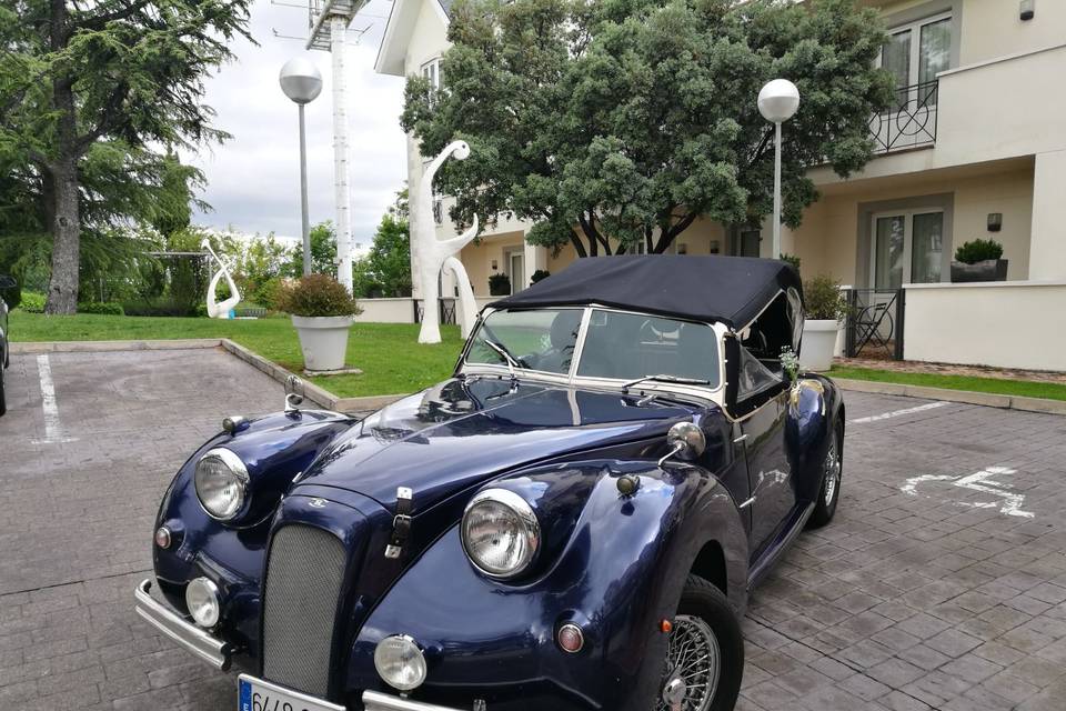 Coche clásico para la entrada de los novios