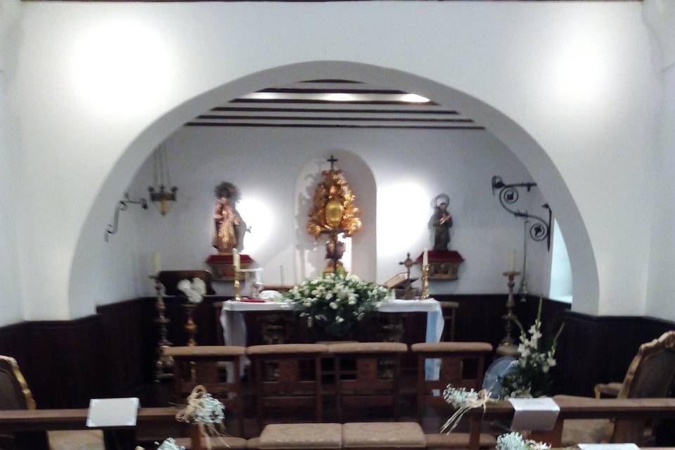 Altar y bancos