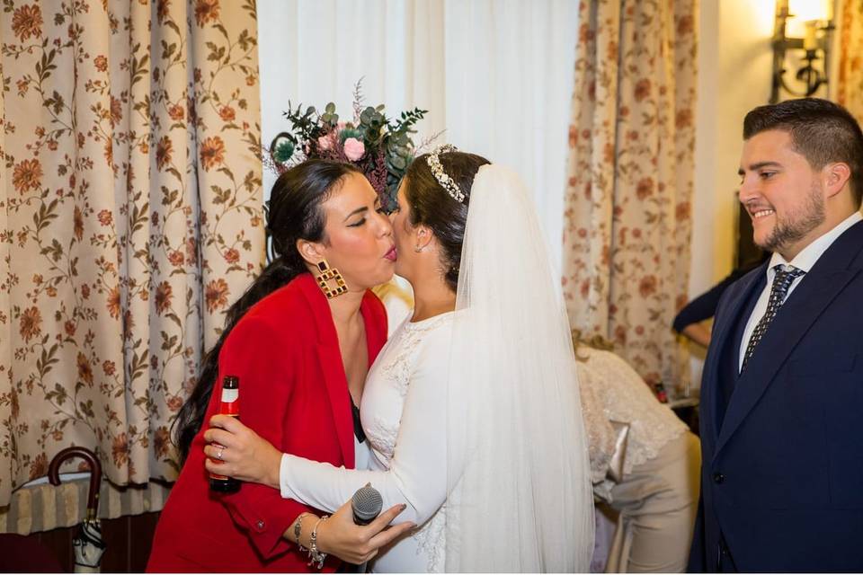 Entrada de los novios al salón
