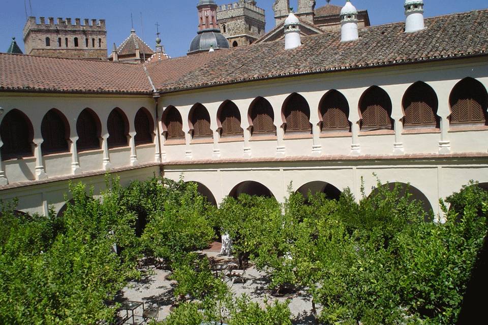 Aperitivo en claustro mudejar