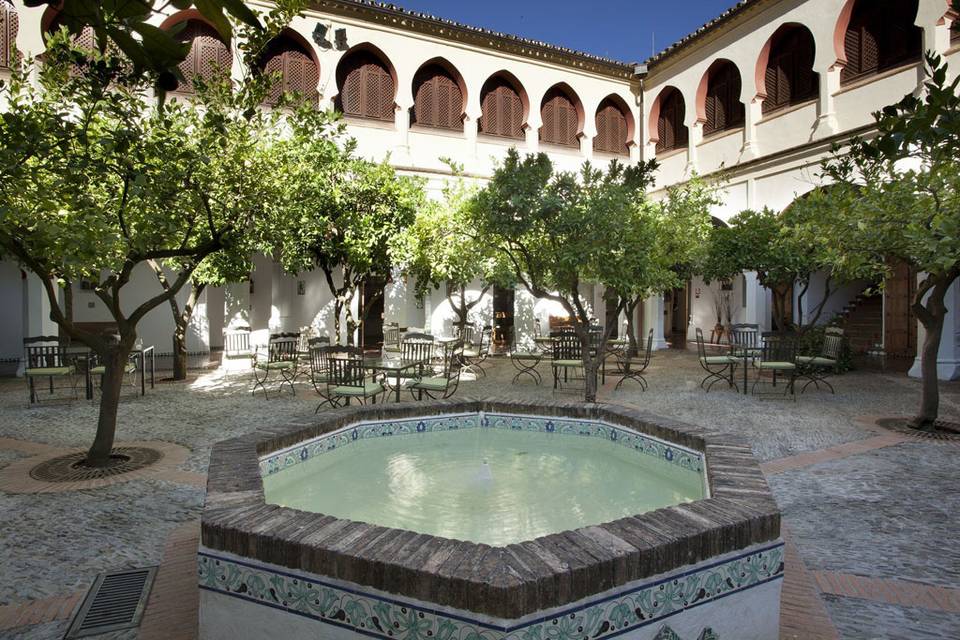 Panorámica claustro y fuente