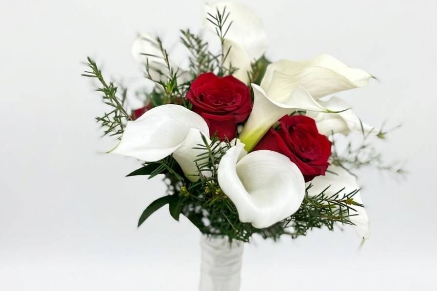 Buque con calas y rosas