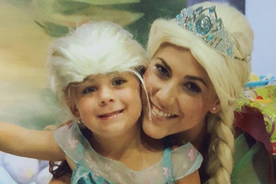 Elsa con otra mini Elsa