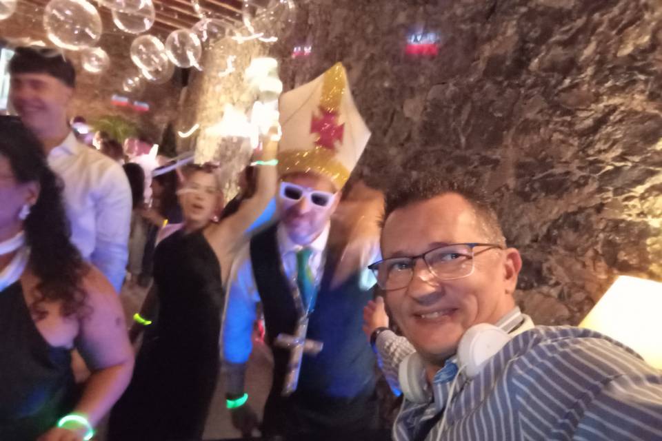 El obispo bailando con DJ MART