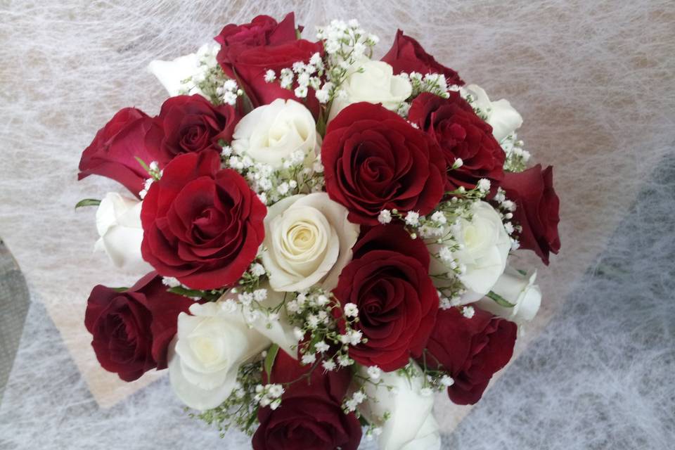 Ramo de rosas blancas y rojas