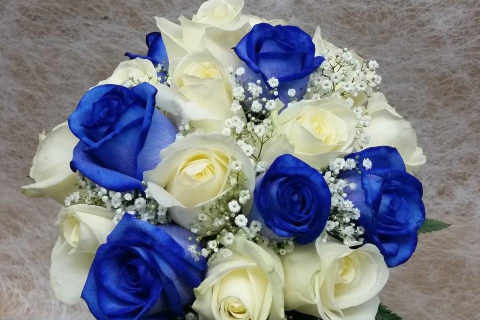 Ramo de rosas azules y blancas