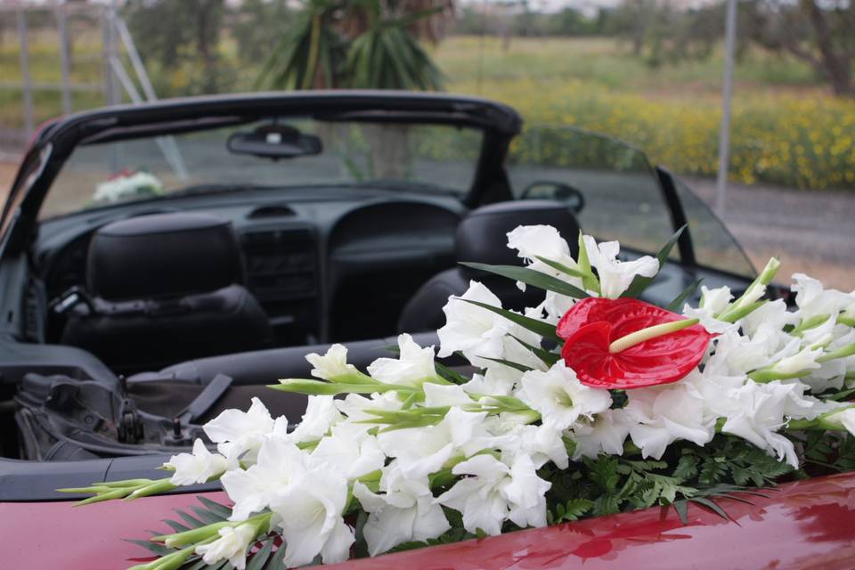 Mustang cabrio decoración con flor