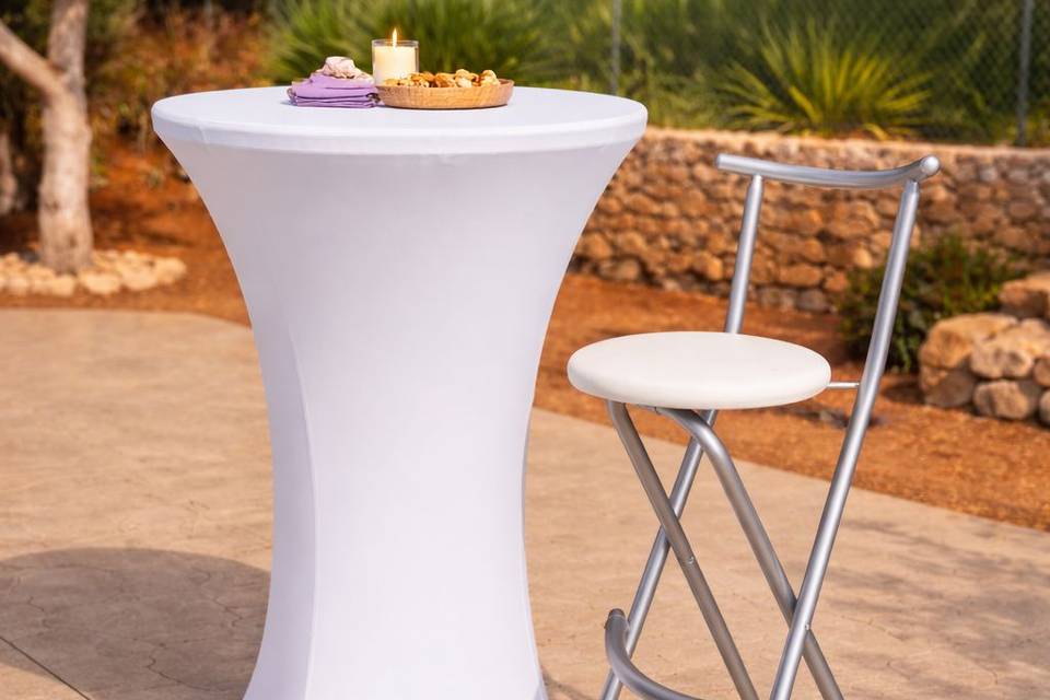 Bistro y taburete blancos