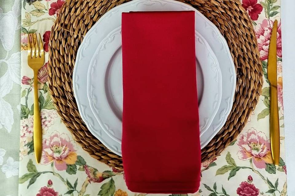 Mantel floral y cubierto dorad