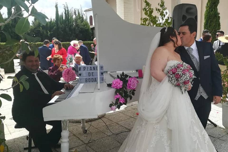 Novios en el piano