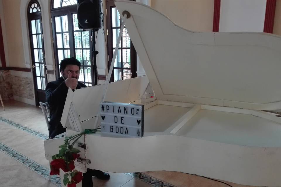 Novios en piano de cola