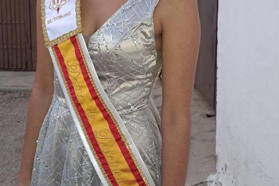 Reina peinado y maquillaje