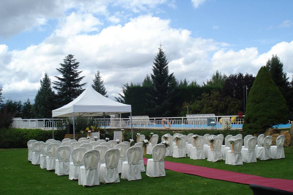 Montaje de ceremonia en el jardín