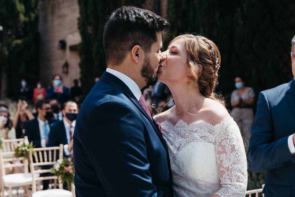 Beso durante la ceremonia
