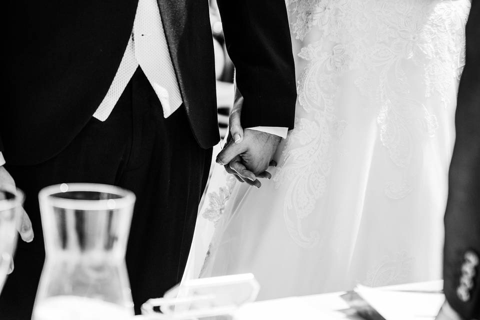 Detalle de los novios durante la boda