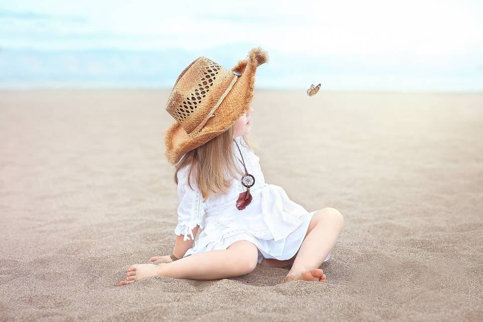 Niña en una boda en la playa