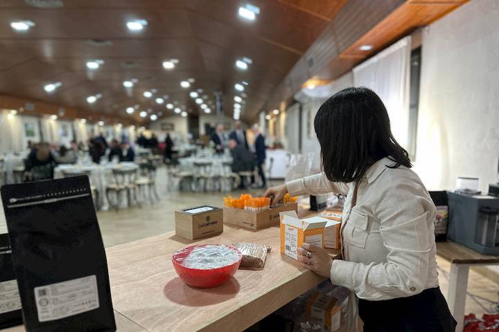 Cafés MyWay - lidia atendiendo
