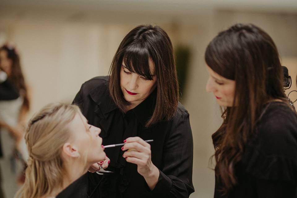 Look de novias y labios rojos