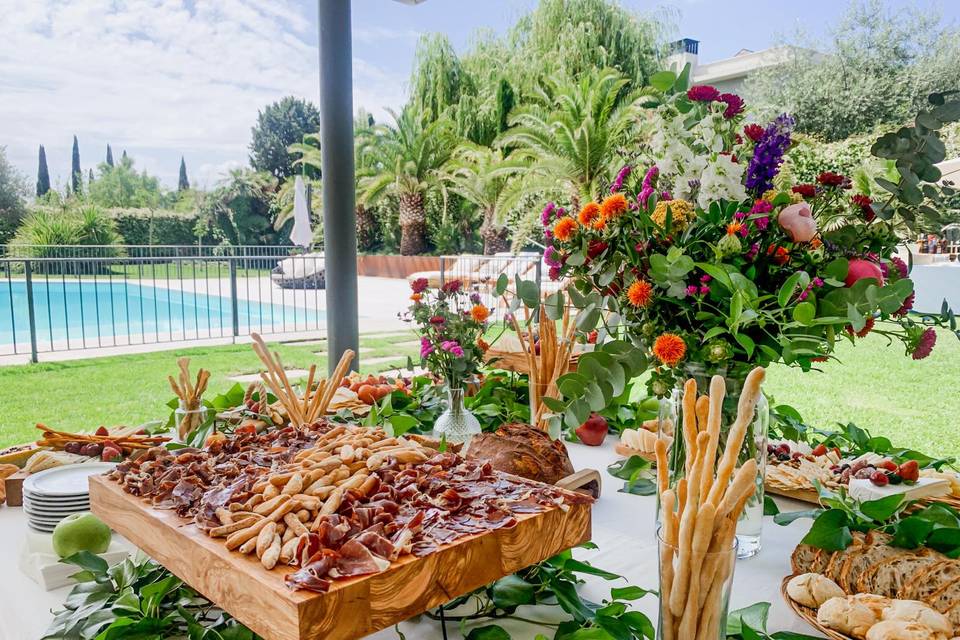 Tabla de apertivo con flores