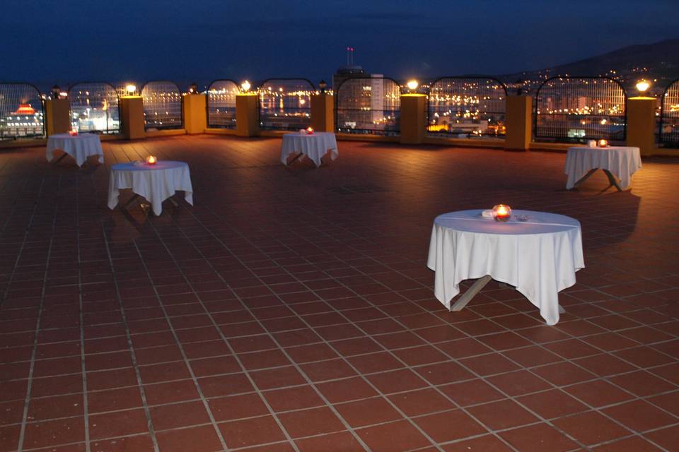 Terraza preparada para boda de noche