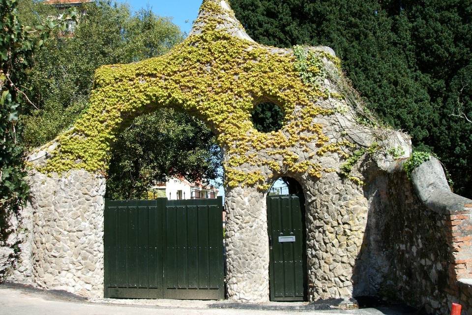 Puerta de los Pájaros- Gaudí