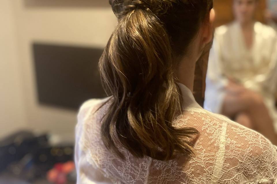 Coleta sujeta con trenza