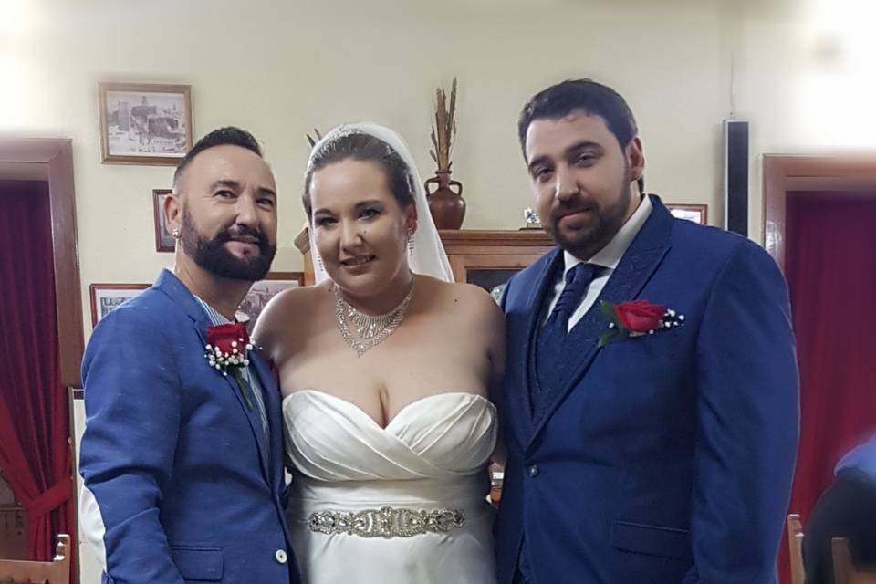 Los novios posan con manu