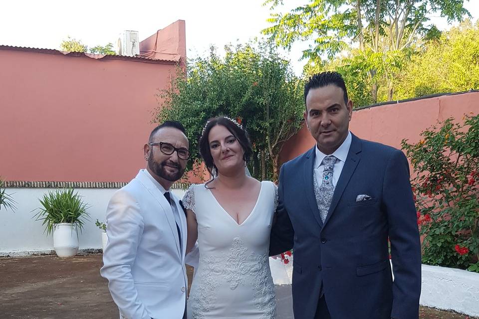 Los novios junto a albarrán