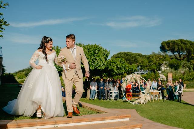 Novios saliendo ceremonia