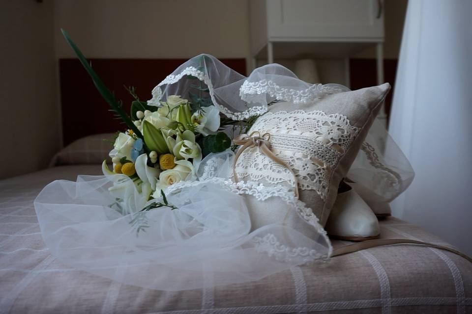 Composición flores y anillos