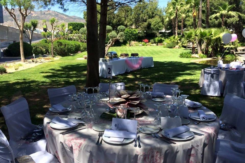 Banquete en los jardines