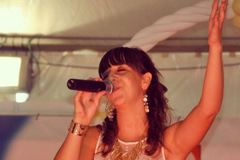 Kriss cantando en feria