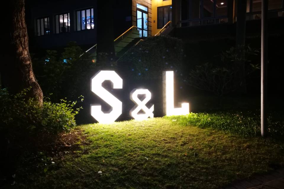 Letras iluminadas en jardin