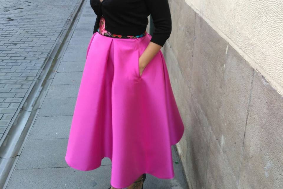 Falda fucsia y cuerpo negro