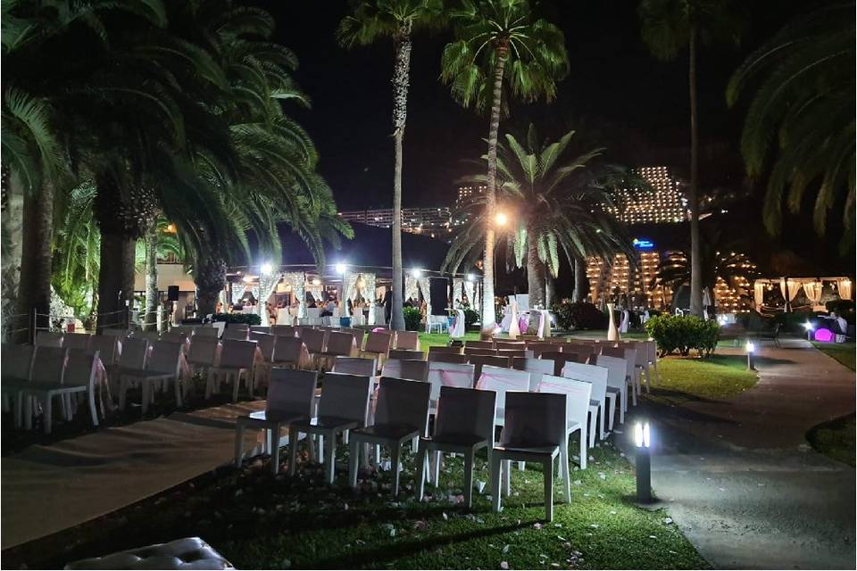 Jardín de noche