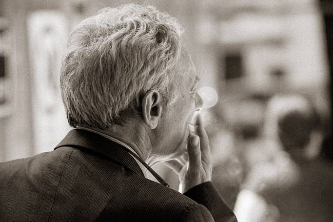 Padre esperando en la iglesia