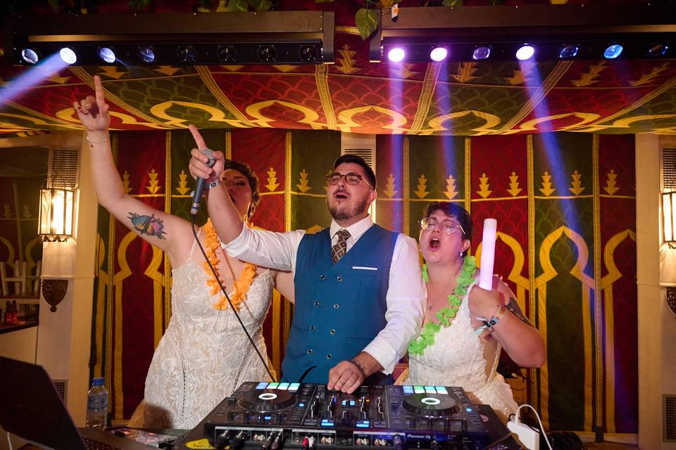 DJ Damanre celebrando con la pareja