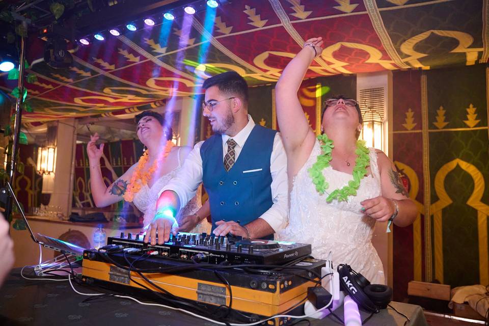 DJ y pareja disfrutando la barra libre