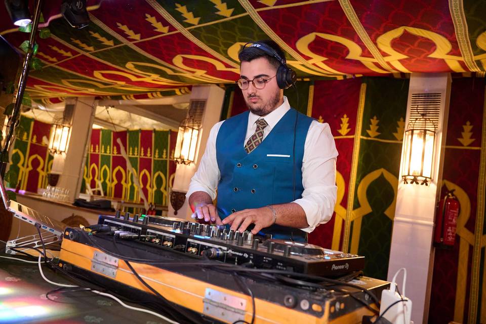 DJ Damanre mezclando en directo