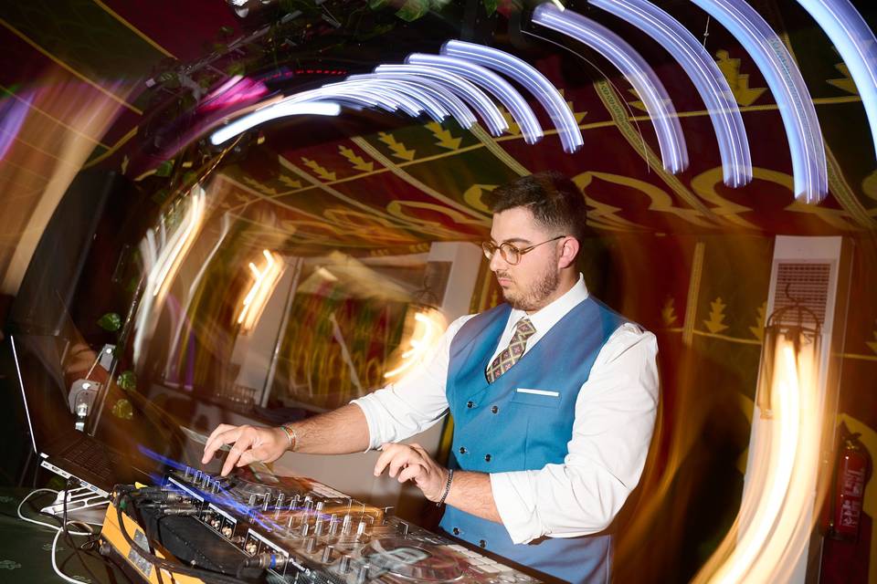 Sesión de DJ con efectos de luz