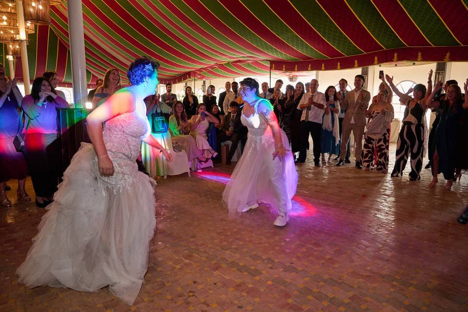 Primer baile rodeados de invitados