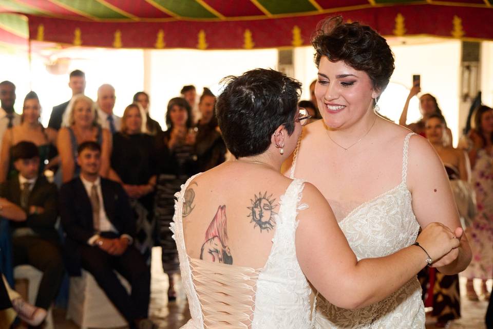 Emoción durante el primer baile