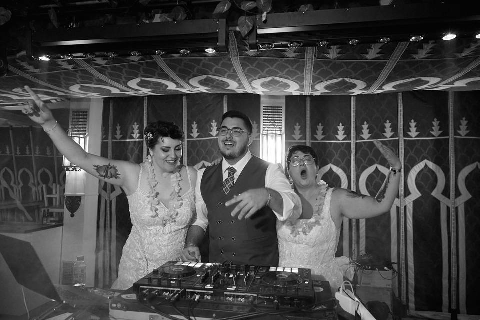 DJ y pareja en blanco y negro