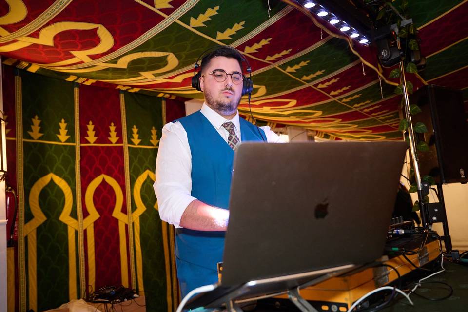 DJ Damanre preparando la sesión